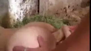 تصرخ من المتعة بينما صديقتها تلعص وتدخل أصابعها في كسها الرطب