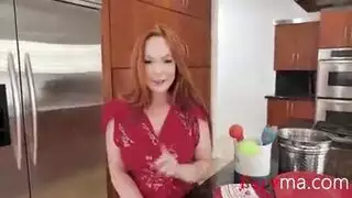 الظهور الأول لامرأة ناضجة في أفلام تحويل الجنس الإباحية