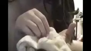 طالب يبلع عمود معلمته بينما الزوج الوضيح يدلك قضيبه