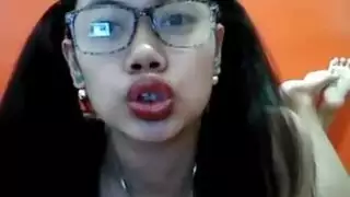 شفاه وردية تمص بقوة وتنتهي بجنس مزدوج