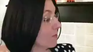 القضيب الكبير للطبيب يعالج مهبل الممرضة المبلل في المكتب