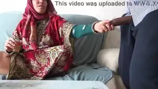 من الإيجار إلى الجنس الخشن: المطلقة التركية الجذابة ومستأجرها الأسود يهيجان