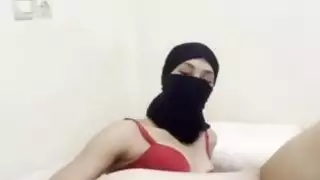 مشهد إباحي: فتاة عربية خجولة في حجاب تداعب فرجها المتساقط