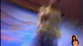 فتاة سودانية تتعرى بالكامل وتلعب بكسيها في رقص شرقي إيروتيكي