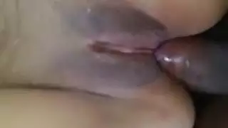 نيك قاسي: قضيب عملاق في طيزها، الساقين مرتفعتين