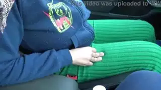 تحقيق الشهوة: مهبل زوجة الأب المشعر يصبح هدفًا للبول