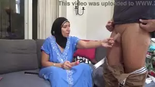 أعلم ابني بالزواج كيف يستمني قضيبه الكبير والقوي