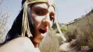 علاقة جنسية جماعية في الخارج: الأميرة العربية تبلع السائل المنوي بعد جماع خشن