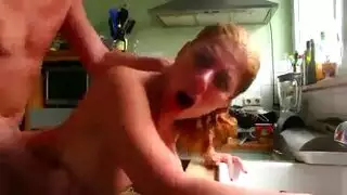 فتاة ألمانية شقراء ترفع درجة الحرارة بجنس سحاقي بحزام