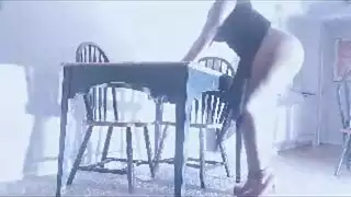 وضعية الكلب المتطرفة مع أم مثيرة على الطاولة