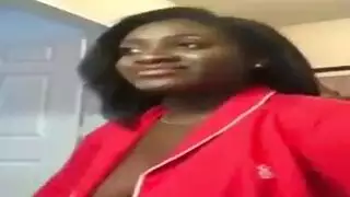 استمناء متقطع والوصول للنشوة في ملابس داخلية وردية ضيقة، منظر أمام المرآة