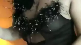 شابة مغرية تهز مؤخرتها الحارة الطرية في فيلم إباحي صريح