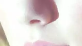 فتاة سمراء في مص مزدوج صريح مع قضيبين صلبين