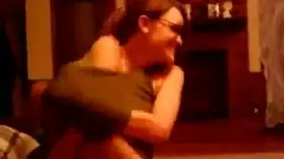 مضاجعة صديقة غريبة ذات حلمات مثقوبة: مص عنيف وركوب شغوف