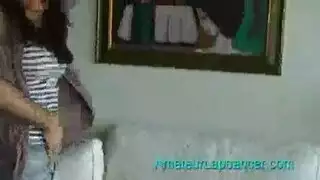 مراهقة خجولة هاوية تلعب بكسيها الضيق على كاميرا الويب