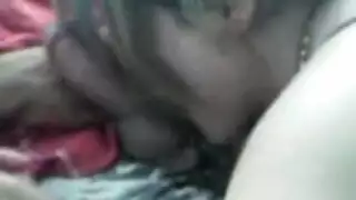 عاهرة جشعة تبتلع حمولتين في حلقها