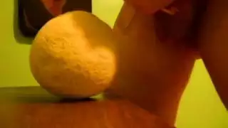 لعق عميق لبظرها وفرجها المبلل