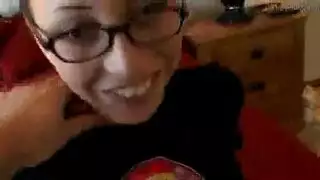  عاهرات مكتب في مشهد سحاقي صريح، مع فحل يراقب ويدلك قضيبه الثخين