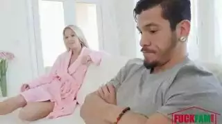 اجمل بنت تلعب في زبورها من جوا الفزون