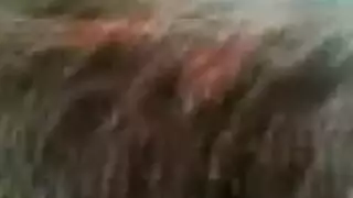 يدعك ويبعبص كسها و هي تصرخ