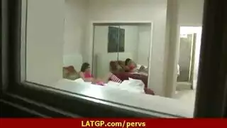 تجلس على حجر صديقها وتحك طيزها في زبره
