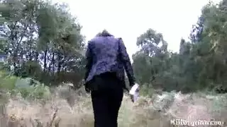 الشقراء القذرة تركع على ركبتيها من أجل قضيب الشاب الوسيم