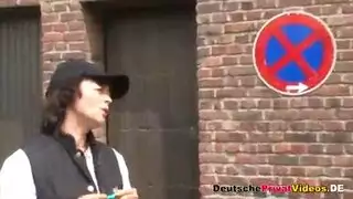 ميلف سمراء خبيرة تأخذ سائل عميلها في مهبلها