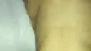 الأسود يدفع قضيبه الوحشي إلى أسفل حلقها
