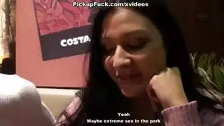 فتاة ذات مظهر بريء بمؤخرة ممتلئة في جنس قاسي