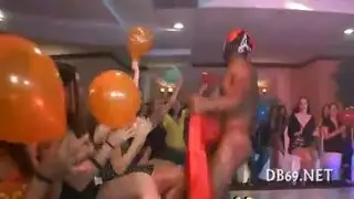 زوجتي تتوق للقضيب الضخم وتئن عندما يدك مهبلها الرطب