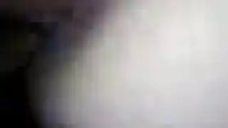 آشلي المخادعة تمارس الجنس بقوة مع شاب وسيم خلف ظهر صديقها