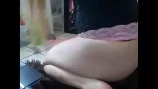 المراهقات الجميلات طويلات الشعر: خبيرات في الجنس الفموي وأخذ القضيب الكبير