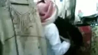 نيك علني في المحل: فرس عربي يضرب كسها المبلول