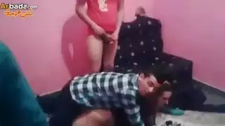 حفلة جامحة: امرأة محجبة تأخذ عدة قضبان في طيزها