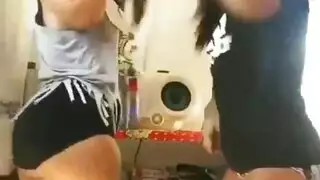 عاهرتان عربيات ممتلئات في اختراق مزدوج ثقيل وقذف داخلي