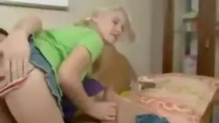 شقراء و سمراء تشاركان رجلاً مسنًا في هذا الثنائي الإباحي