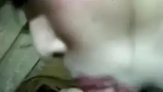 زوجة شهوانية تبتلع عضوة صديقها في فيلم إباحي