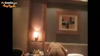 إباحية مص على الركبتين: فتاة متزوجة تختنق بقذف سميك