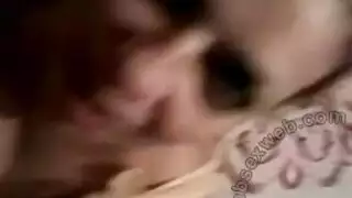 مبتلة وتتوسل من أجل قضيب صلب لتجعلها تصرخ