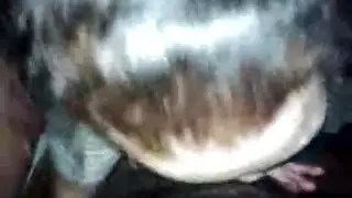 مشهد مص إباحي: فتاة تعبد زب أسمر كبير