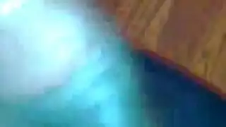 فتاة سمراء كبيرة الصدر تحصل على قذف هائل على وجهها