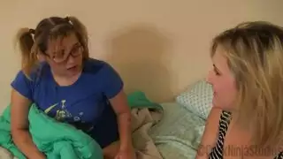 اب ينيك بنته البكر وامها