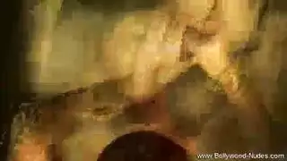 زوجة سمراء مثارة تحصل على كسها الضيق المبلل ممتلئاً بقوة على السرير