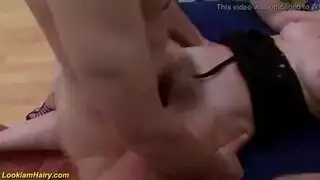 فتاة ألمانية ماهرة تأخذ قضيبًا غليظًا في حلقها