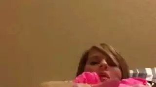 شقراء نحيفة تُحشى مزدوجة في فيلم إباحي
