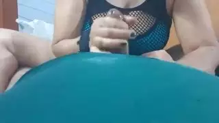 رئيسها لا يستطيع تحملها، لذا يمارس مساعده الجنس بقوة مع العارضة الهندية الساخنة