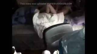 عاهرة آسيوية شابة تفتح ساقيها من أجل درجة a+