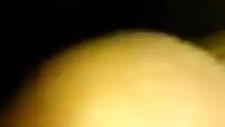 العاهرة العربية الشبقية تظهر مرونتها بينما تمص قضيبًا كبيرًا