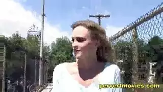 شرجي بين فتاتين: فتاة شقراء تُضرب بقوة