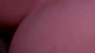 فرخة صغيرة بمؤخرة كبيرة تظهر ثدييها الصغيرين لعشيق أكبر سنا